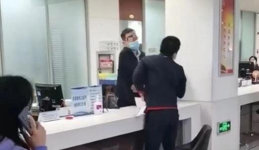 工作人员扇市民耳光(打人会判刑吗)