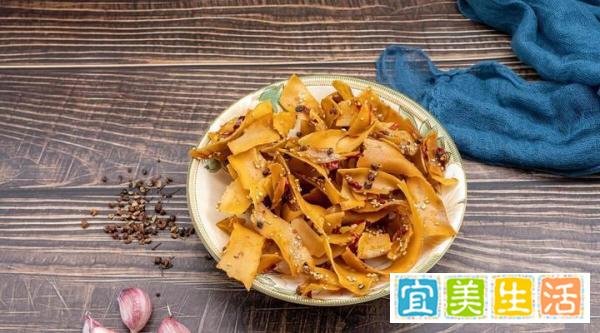 如何看待淄博炒锅饼小哥成打卡景点，背后的商业底陈逻辑是什么？