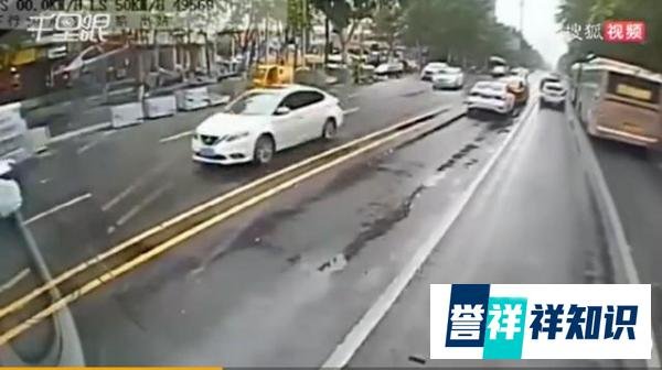 盲人被撞前一秒被公交司机拉回 这是咋情况？