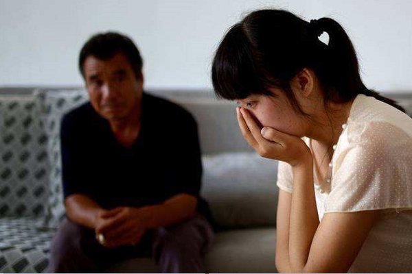 多年感情不和98岁老人持刀杀妻，平时就家暴恐吓配偶的人爆发多可怕？