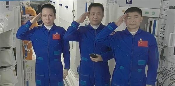 3名航天员离开空间站前敬礼致谢：离地90天圆满完成任务