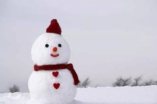 下雪了,小朋友在堆雪人的拼音