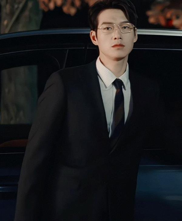 魏大勋又火了！最近他在一次直播中反手开车门的视频火遍网络