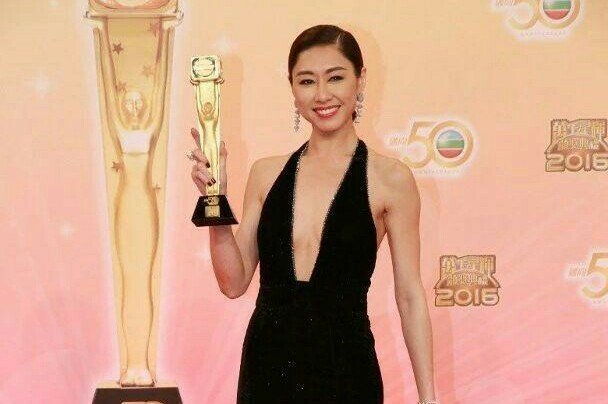 视后胡定欣自曝没工作，大龄女演员到底如何实现转型发展？
