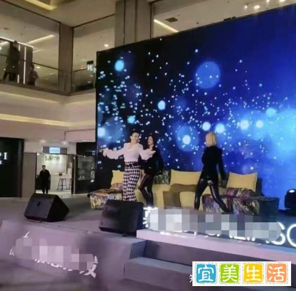 43岁歌手王蓉近况，商演简陋无人理，网友：再落魄也比普通人强