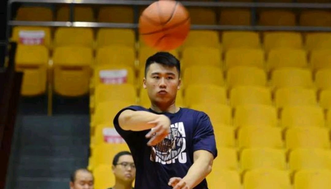 山东男篮队长受重伤了,他是怎么受伤的?