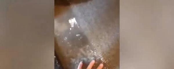 客人用被子堵住地漏，打开花洒水淹房间，店家已报警