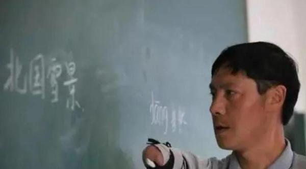 无臂代课老师从教18年，渴望转正，如果被辞退宁愿义务教学