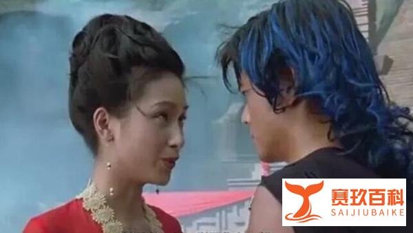 杨恭如在餐厅吃饭时,突然遭到一位女士掌掴,并怒骂杨恭如