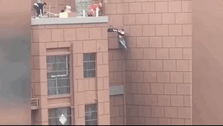 江苏一男童18楼坠下，邻居一把拽回，事发时孩子的父母在哪里？