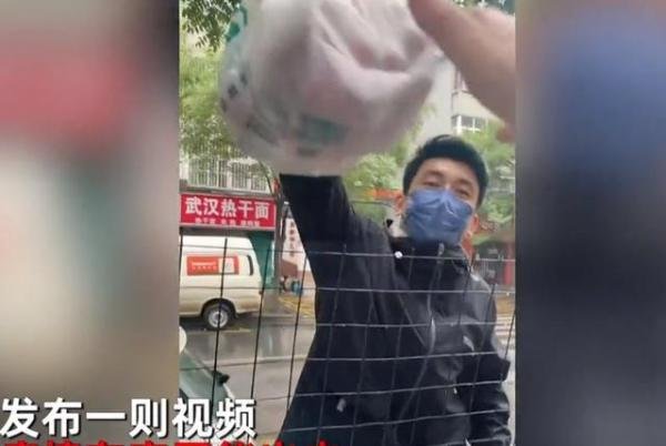 男子冒雨给前妻和孩子送物资