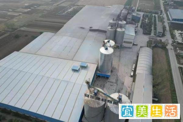 确山县普会寺镇一水泥厂污染严重 厂房布满大量灰尘