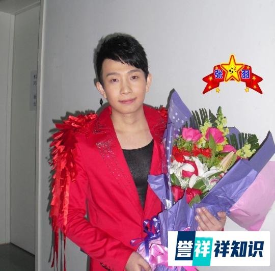 星光大道冠军显落魄！饭局上卖力献唱，衣服套装被扒不到100元