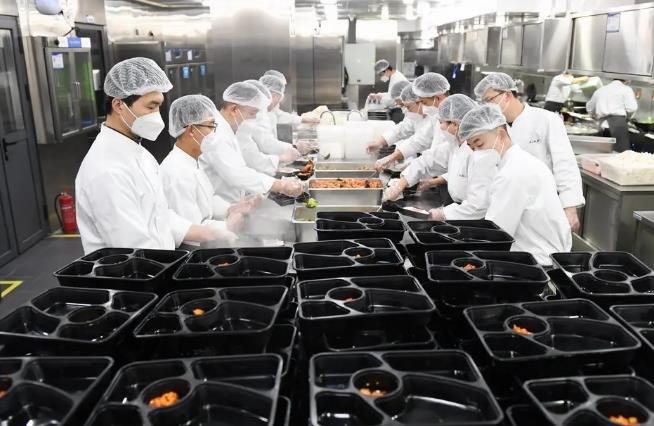 外卖有头发老板带员工剪寸头，员工剪完沉默了，餐饮业有多不易？