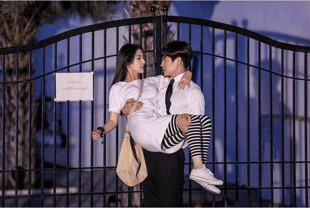 “男子被大力女友锤断三根肋骨”的话题引发热议，事情真的是这样吗？