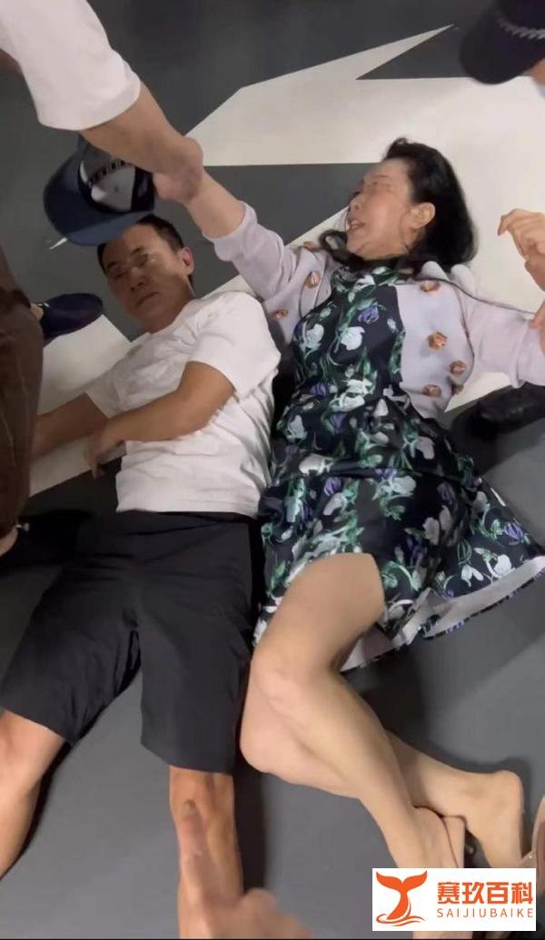 “50辆宾利”官太太走光，同款内裤火出圈：CK还是巴黎世家？