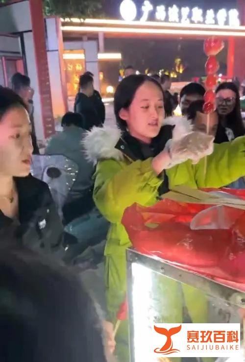 大家为糖葫芦女生出摊保驾护航，现场警方、校方、市民齐聚！