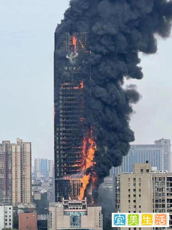 长沙第一高楼起火烟雾缭绕，消防紧急救援火已扑灭，没有人员伤亡
