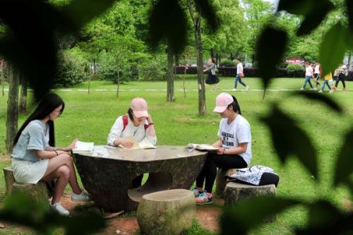 湖北籍学生江苏大学坠亡，意外还是人为？