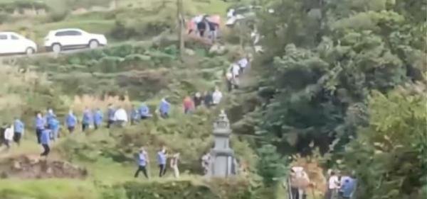 你如何看待村民葬后遗体被抢 镇长：违规土葬？