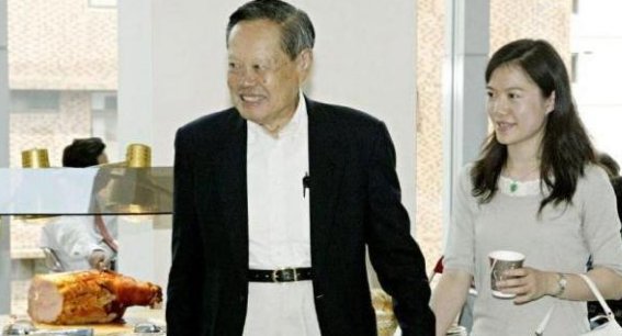27岁女子不顾一切攀高枝嫁82岁丈夫，为清华捐款200万，现状如何？