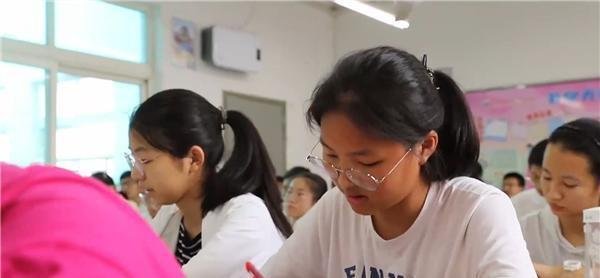 班主任回应女孩中考 757 分 8 门满分：这是她的实力