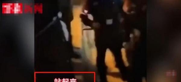 女子当街“驯服”男友!用狗链牵着男友上街