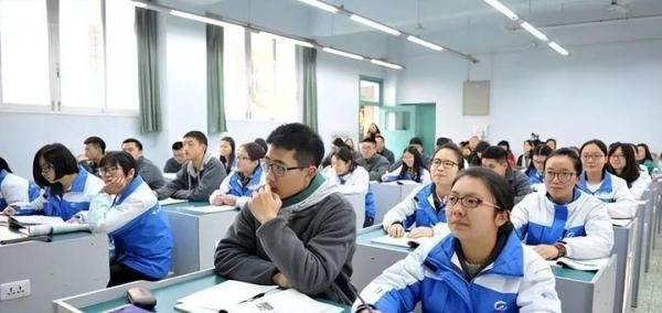 杭州男子月薪9000不会用word被辞退 网友：请了个爷