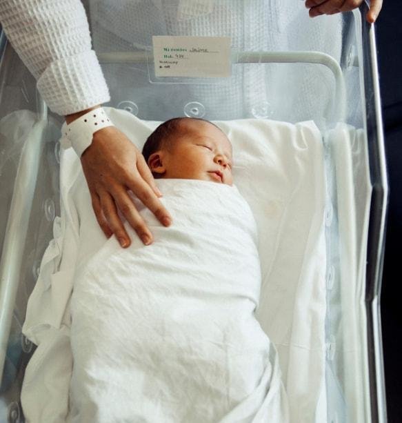 男子18万卖5个亲生孩子被判10年 这是咋情况？