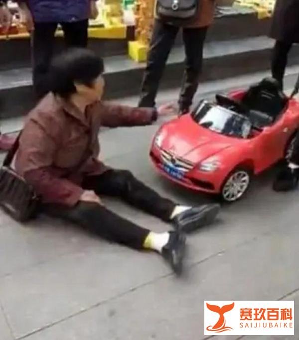 丹东交警被打，倒地？