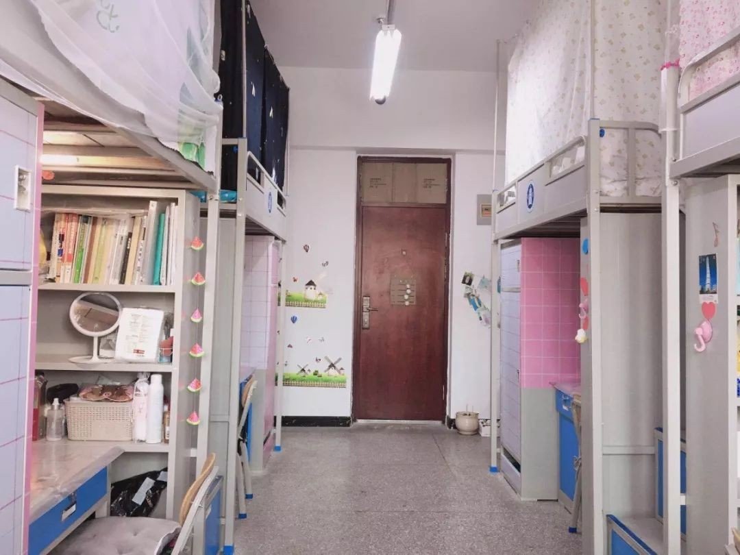 大学生宿舍有哪些优点和缺点啊？越多越好