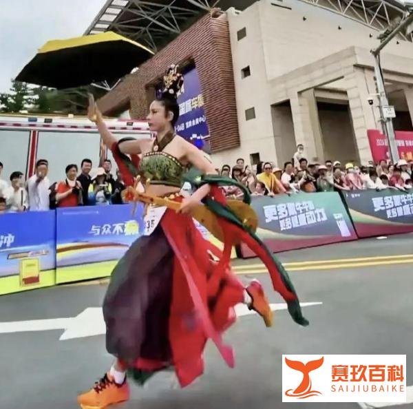 飞天女神跑兰州马拉松，一手琵琶一手伞！