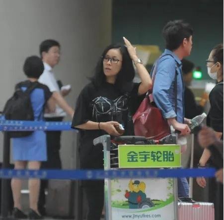 那英的素颜真让人心疼，状态疲惫太显龄，终于相信她54岁了