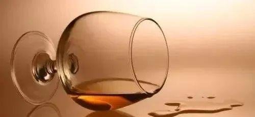 男子和朋友喝酒后产生幻觉坠楼身亡，家属起诉同饮者获赔17余万