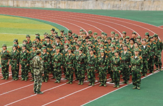 成都电子科大军训现真人贪吃蛇，你在大学军训中有什么特殊体验？