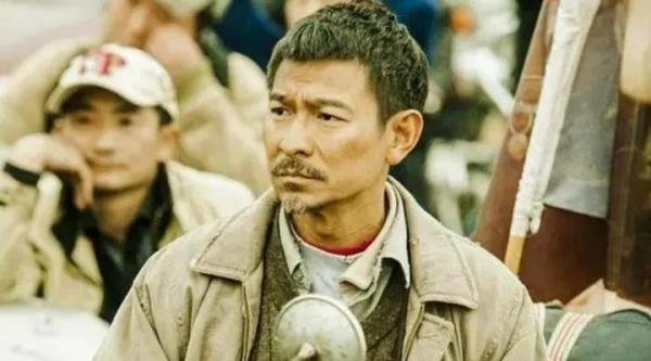 当年警察追赶到处张贴寻人启事的农民，撒腿就跑，这农民是刘德华
