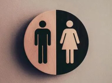 天津警方通报高校学生厕所内偷窥女教师,此事会如何处理?
