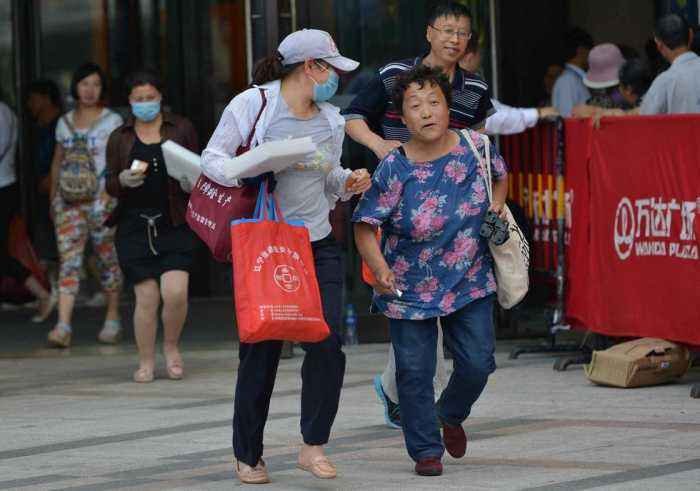 大妈安检插队被拒后约架,大妈们为何总是如此蛮不讲理?