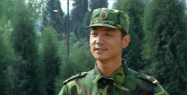 《士兵突击》伍六一的真实结局，许三多回老家，碰到人家在摆地摊