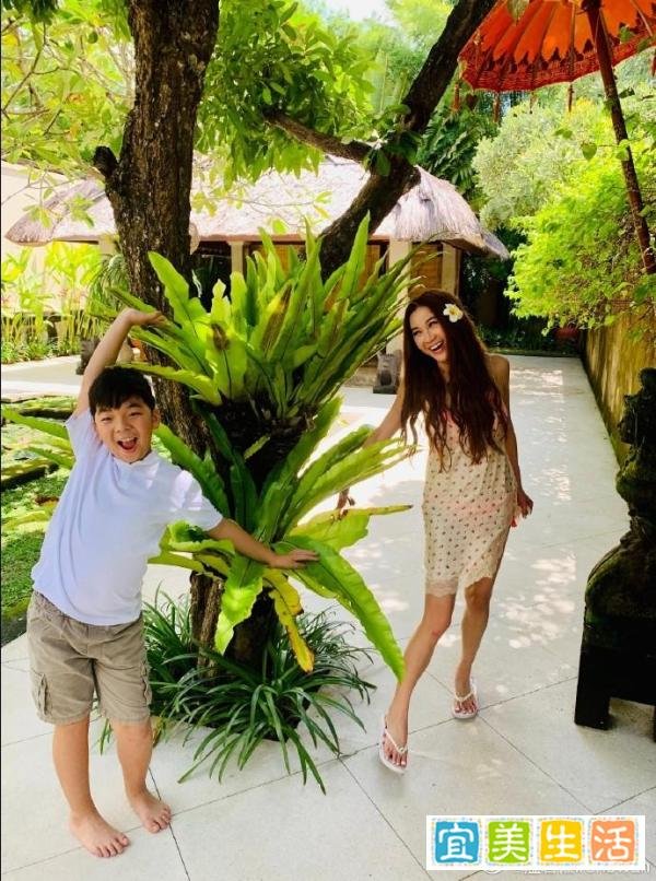 温碧霞过圣诞，55岁不生孩子保养好，富豪老公和养子现身长得像