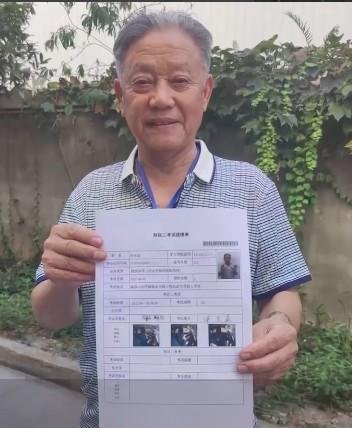 92岁大爷学车不到两个月拿到驾照：满分通过