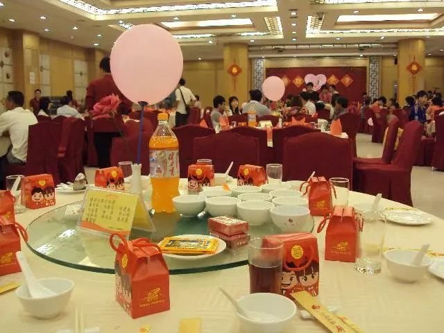 郑州一对新人办婚宴吃完不结账跑了，饭店该如何追责？