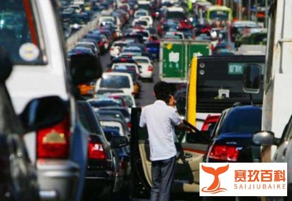 年后返程之难:女子高速返程四小时仅走两三公里