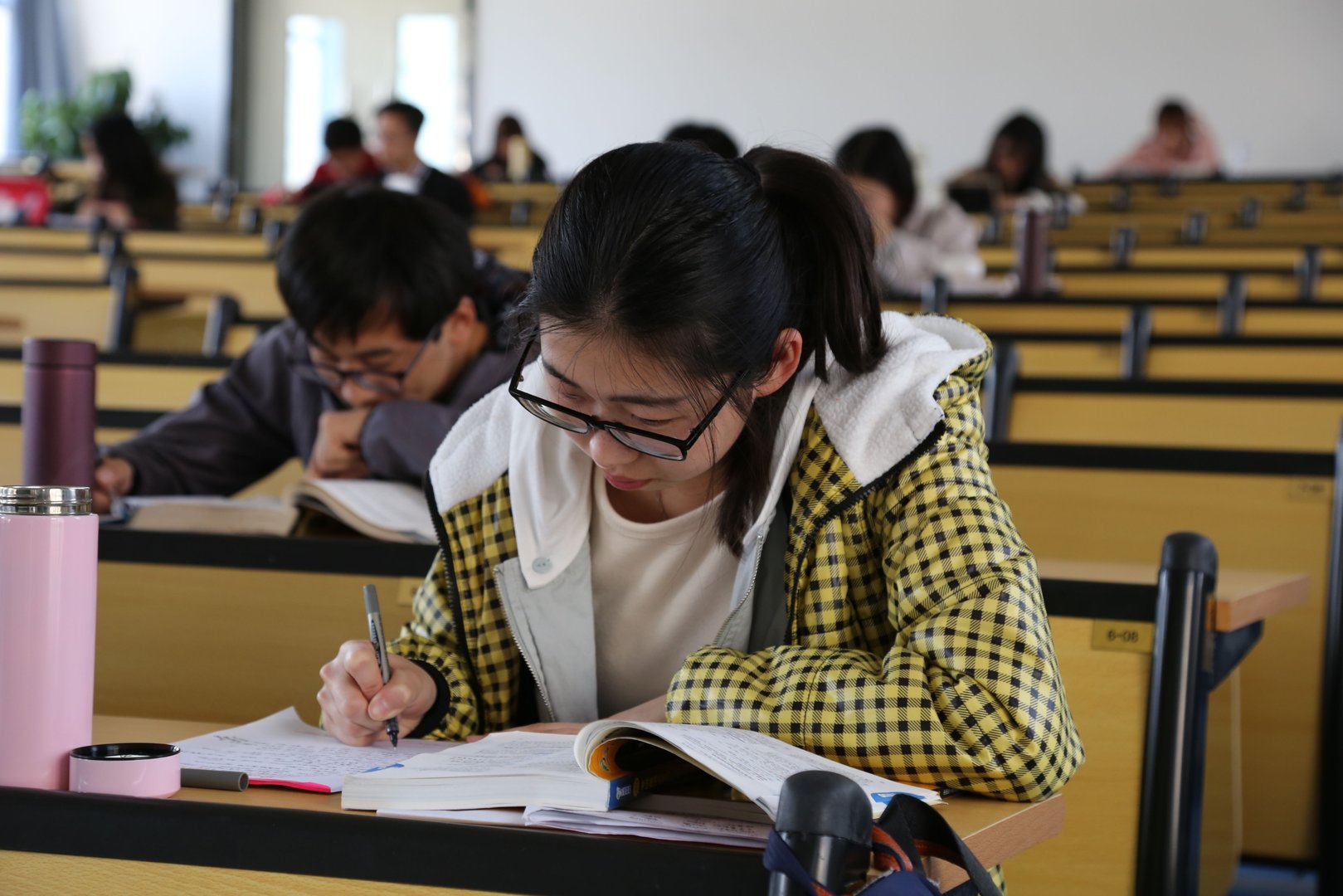 考研四战失败的杭州女子报培训班被开除，在这件事中究竟是谁的错？