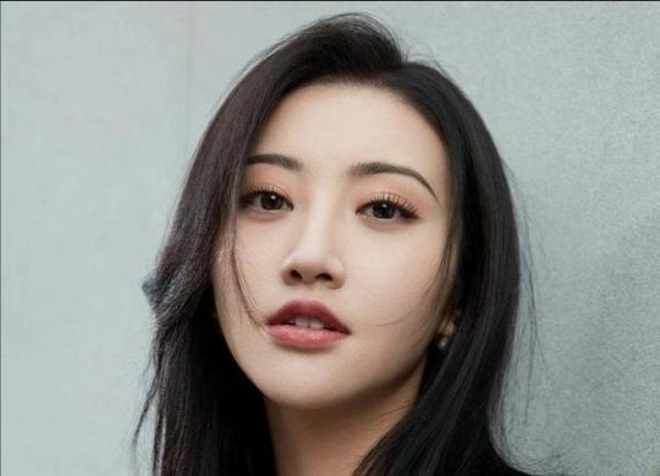 潘粤明违法代言被罚引热议，新华社公开点名批评，工作室已经道歉
