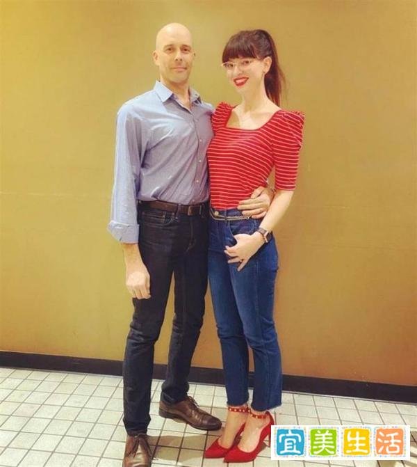 女星林赛去世，遗体被毯子包裹车内到处都是药丸，伊莱恩发文悼念