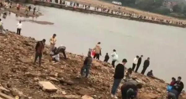 江西赣州数百人到河滩挖宝是怎么回事?