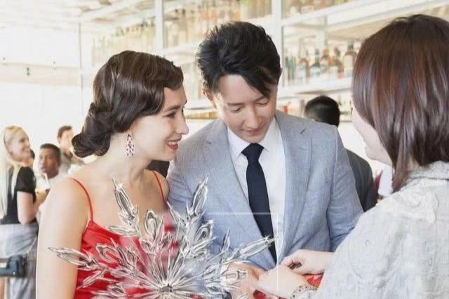 金希澈是韩庚卢靖姗婚礼的伴郎吗？