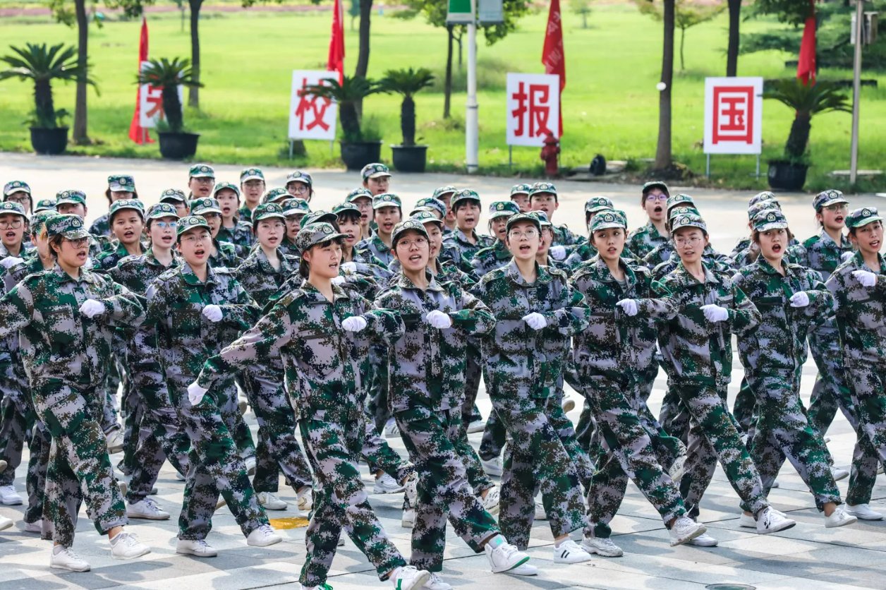 军训的分列式解说词?