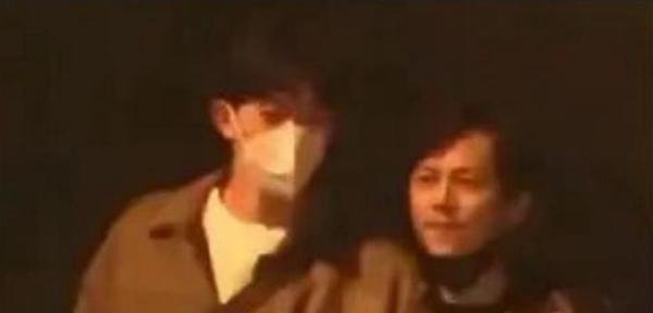 费启鸣方辟谣：否认与何炅摸脸牵手 ，疑点重重引争议